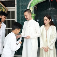 Gusti Ega memilih merayakan ulang tahunnya yang ke-35 di sebuah panti asuhan di daerah Jakarta. Sang kekasih, Angel Karamoy, terlihat setia mendampingi. Foto: Instagram/@gustiega