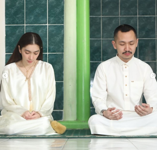Foto-foto momen perayaan ulang tahun Gusti Ega itu dibagikan ke Instagram. Terlihat ia dan Angel yang tampil serasi kenakan busana bernuansa putih. Gusti Ega tampil kenakan gamis pria berwarna putih polos, sementara Angel kenakan kaftan warna putih gading. Foto: Instagram/@gustiega