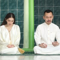 Foto-foto momen perayaan ulang tahun Gusti Ega itu dibagikan ke Instagram. Terlihat ia dan Angel yang tampil serasi kenakan busana bernuansa putih. Gusti Ega tampil kenakan gamis pria berwarna putih polos, sementara Angel kenakan kaftan warna putih gading. Foto: Instagram/@gustiega