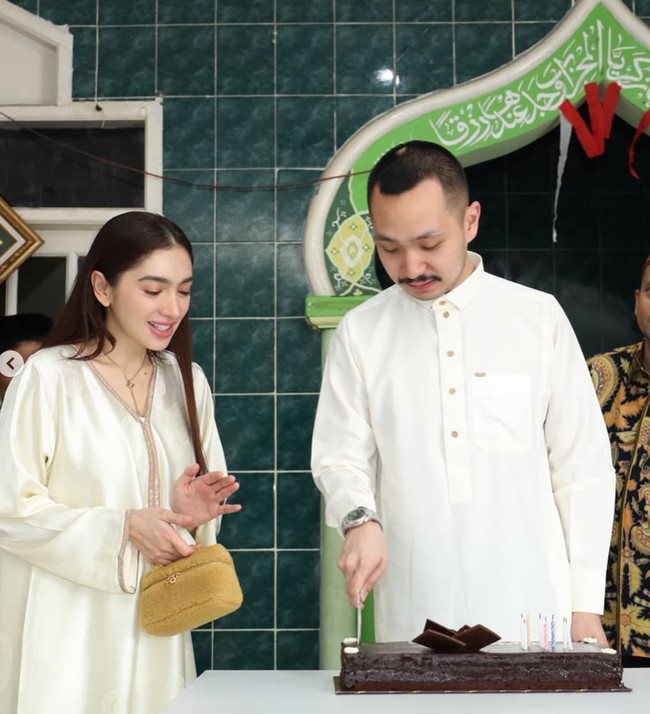 Penampilan Angel terlihat simpel namun tetap elegan tanpa aksesori berlebih. Kali ini ia hanya mengenakan kalung tipis yang menghiasi lehernya. Foto: Instagram/@gustiega