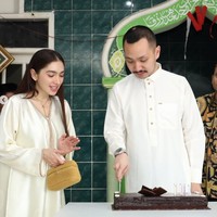 7 Gaya Serasi Angel Karamoy di Ultah Gusti Ega, Tampil Anggun Berkaftan