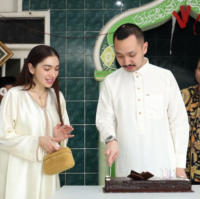 7 Gaya Serasi Angel Karamoy di Ultah Gusti Ega, Tampil Anggun Berkaftan