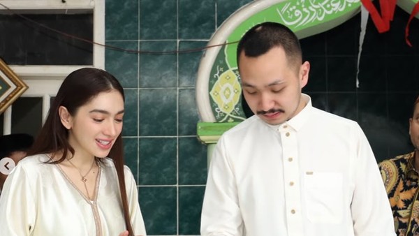 7 Gaya Serasi Angel Karamoy di Ultah Gusti Ega, Tampil Anggun Berkaftan