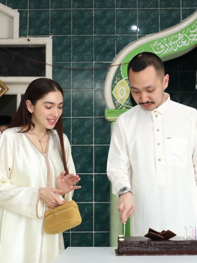 7 Gaya Serasi Angel Karamoy di Ultah Gusti Ega, Tampil Anggun Berkaftan