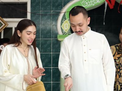 7 Gaya Serasi Angel Karamoy di Ultah Gusti Ega, Tampil Anggun Berkaftan