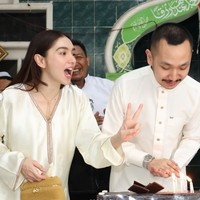 Melengkapi penampilannya, Angel menenteng tas mini berwarna mustard. Tas bulu tersebut tampaknya merupakan keluaran merek mewah Loro Piana edisi Extra Pocket L19 Faux Fur Pouch. Melansir clothbase.com, harganya sekitar Rp 50,8 juta. Foto: Instagram/@gustiega