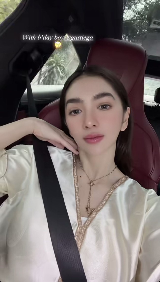 Penampilan Angel terlihat simpel natural dengan rambut panjang yang dibiarkan terurai rapi. Riasannya juga terlihat soft dan minimalis dengan lipstik berwarna pink. Foto: Instagram/@realangelkaramoy
