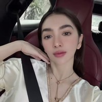 Penampilan Angel terlihat simpel natural dengan rambut panjang yang dibiarkan terurai rapi. Riasannya juga terlihat soft dan minimalis dengan lipstik berwarna pink. Foto: Instagram/@realangelkaramoy