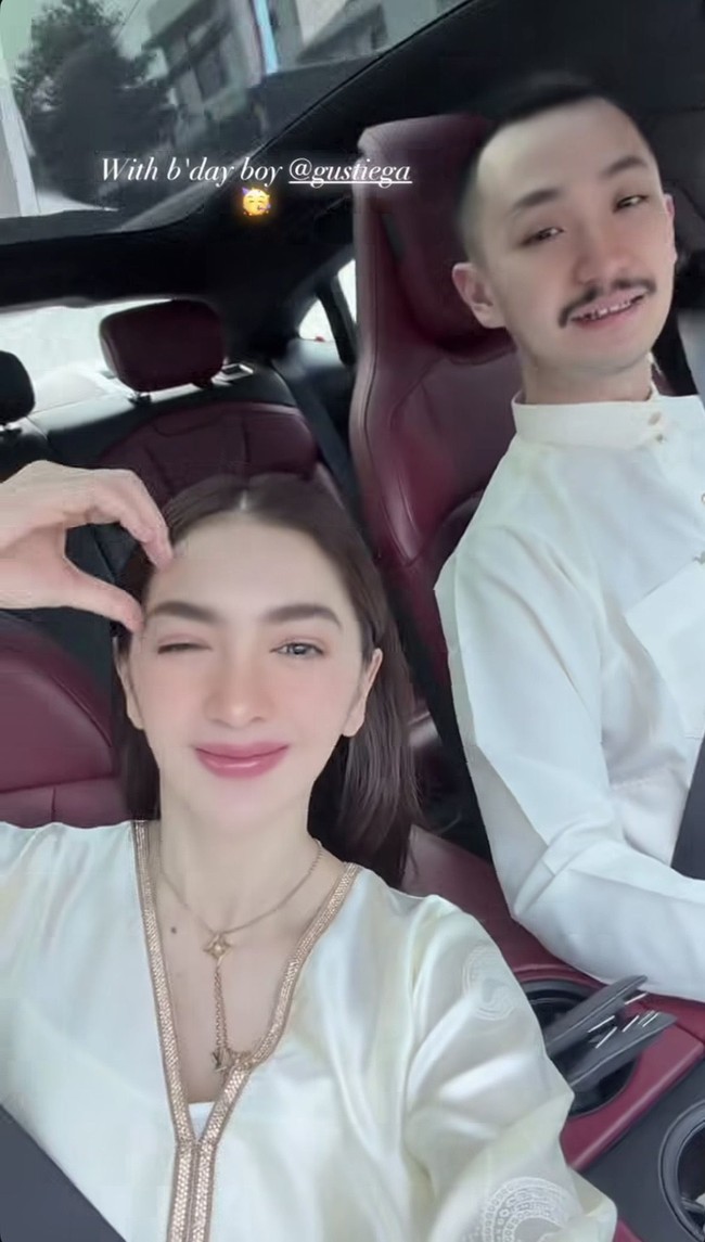 Meski memiliki keyakinan berbea, Angel dan Gusti Ega tetap terlihat kompak dan serasi. Angel sendiri diketahui menganut agama Kristen, sementara Gusti Ega beragama Islam. Foto: Instagram/@realangelkaramoy