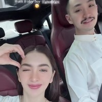 Meski memiliki keyakinan berbea, Angel dan Gusti Ega tetap terlihat kompak dan serasi. Angel sendiri diketahui menganut agama Kristen, sementara Gusti Ega beragama Islam. Foto: Instagram/@realangelkaramoy