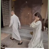 Angel terlihat selalu setia menemani kekasihnya. Dalam foto tampak ddirinya yang berjalan di belakang Gusti Ega saat akan memasuki panti asuhan. Foto: Instagram/@realangelkaramoy
