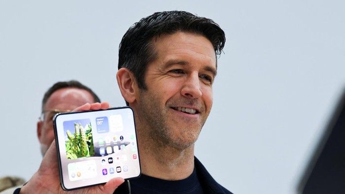 New Apple CEO John Ternus holds the new foldable iPhone Duo during Apples event at the Steve Jobs Theater in Cupertino, California, U.S. September 9, 2026. REUTERS/Carlos Barria