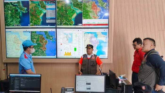 BNPB saat meninjau command center milik APP Group.