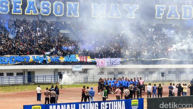 Bobotoh membakar semangat para pemain Persib di Stadion GBLA.
