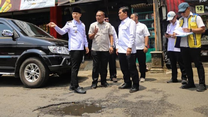 Bupati Trenggalek Cak Ipin cek progres perbaikan jalan