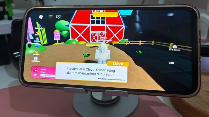 Main game berkebun The Hardest Farming Game di map Clevo World bisa membantu petani asli di Brebes. Setiap pembelian in-game dengan Robux, hasilnya akan disalurkan langsung ke petani di sana.