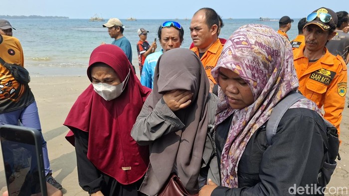 Desi Purnama (tengah), istri jurnalis Antara M Bagus Khoirunnas, berharap suaminya ditemukan selamat. Bagus hilang bersama 4 jurnalis lainnya saat hendak meliput Gunung Anak Krakatau.