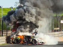 Heroik! Pebalap Selamatkan Rivalnya saat Mobil Crash-Terbakar di Lintasan