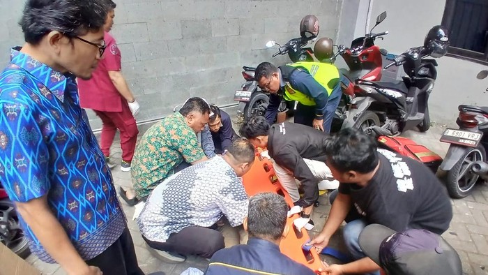 Evakuasi mahasiswa UB Malang yang coba bunuh diri dari lantai 6 gedung.