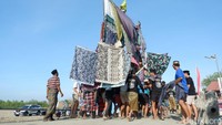 Proses mengisi julung-julung maupun bembengan dilakukan sehari sebelum puncak tradisi. Keesokan harinya, masyarakat secara bergotong royong membawa julung-julung atau bembengan ke lokasi Maudu di pinggir laut. (Foto: Osmawanti Panggalo/detikSulsel)