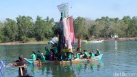 Julung-julung tersebut juga dilengkapi dengan layar yang disebut sombala. Uniknya, layar tersebut terdiri dari kumpulan kain atau pakaian yang ditata menyerupai layar perahu Phinisi. (Foto: Osmawanti Panggalo/detikSulsel)