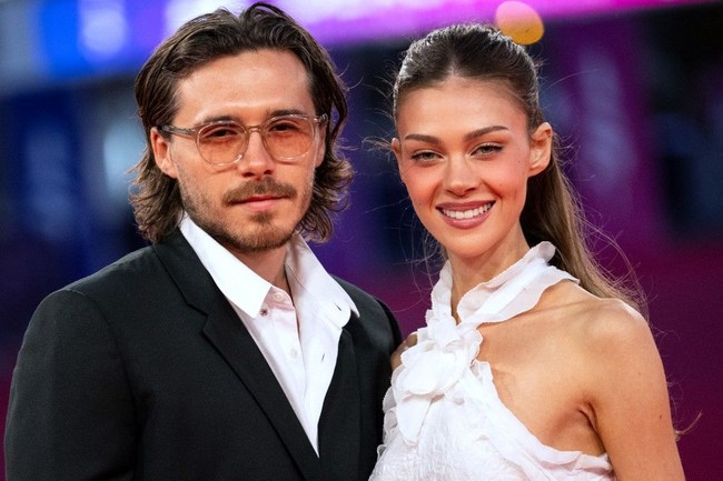Pria yang belakangan beralih jadi chef itu bukan pertama kalinya jadi ‘asisten’ Nicola. Saat mereka tampil di Festival Film Venice, Brooklyn juga memperbaiki rambut istrinya untuk memastikan penampilanya sempurna. Foto: AFP/GUILLAUME SALIGOT