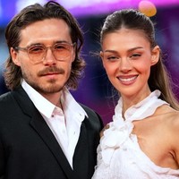 Pria yang belakangan beralih jadi chef itu bukan pertama kalinya jadi ‘asisten’ Nicola. Saat mereka tampil di Festival Film Venice, Brooklyn juga memperbaiki rambut istrinya untuk memastikan penampilanya sempurna. Foto: AFP/GUILLAUME SALIGOT