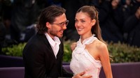 Gaya Nicola Peltz di Festival Film Deauville, Brooklyn Beckham Jadi 'Asisten'