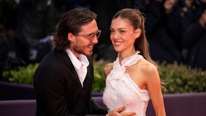 Gaya Nicola Peltz di Festival Film Deauville, Brooklyn Beckham Jadi Asisten