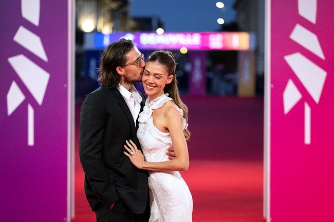 Nicola yang menerima penghargaan Rising Star di Festival Film Venesia mendapat dukungan penuh dari suami selama musim festival film. Foto: AFP/GUILLAUME SALIGOT