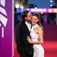Nicola yang menerima penghargaan Rising Star di Festival Film Venesia mendapat dukungan penuh dari suami selama musim festival film. Foto: AFP/GUILLAUME SALIGOT