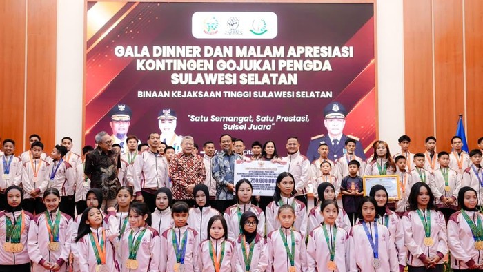 Gubernur Sulsel Andi Sudirman beri penghargaan untuk kontingen Sulsel yang meraih Juara Umum Kejurnas Karate-Do Gojukai.