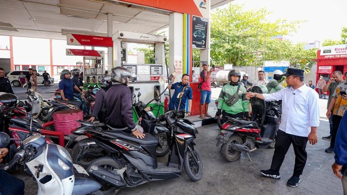 Gubernur Sulsel Andi Sudirman Sulaiman melakukan sidak di salah satu SPBU di Jalan AP Pettarani Makassar.