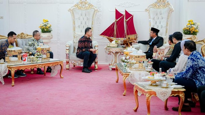 Gubernur Sulsel Andi Sudirman Sulaiman menerima kunjungan PT PLN (Persero) Unit Induk Distribusi Sulawesi Selatan, Tenggara, dan Barat.