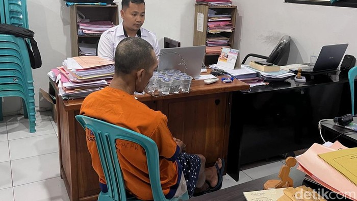 Guru ngaji tersangka pencabulan di Kecamatan Sempu saat menjalani pemeriksaan di unit Renakta Polresta Banyuwangi.