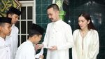 Angel Karamoy Temani Gusti Ega Rayakan Ultah Sambil Santunan ke Anak Yatim