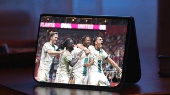 iPhone Duo bisa digunakan dalam posisi setengah terbuka untuk menonton video, FaceTime hingga memotret tanpa tripod. Desain engsel akhirnya memberikan fungsi praktis selain sekadar membuat layar menjadi lebih besar. Foto: Apple