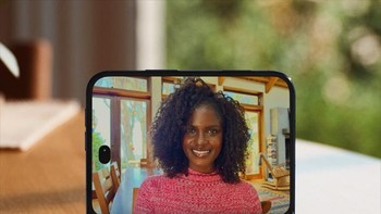 Split View memungkinkan dua aplikasi berjalan berdampingan di layar 7,6 inch. Fitur ini menjadi salah satu alasan paling kuat untuk membuka iPhone Duo dalam aktivitas sehari-hari. Foto: Apple