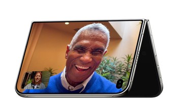 Apple membekali iPhone Duo sertifikasi IP68. Perlindungan terhadap air dan debu menjadi nilai tambah penting mengingat konstruksi HP dengan engsel jauh lebih kompleks. Foto: Apple