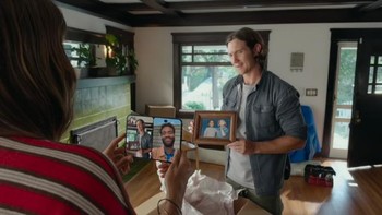 Dua kamera belakang iPhone Duo sama-sama beresolusi 48 MP, terdiri dari kamera utama dan ultrawide. Konfigurasinya lebih sederhana dibanding iPhone Pro, tetapi layar luar memberikan keuntungan tersendiri saat memotret selfie. Foto: Apple