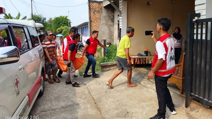 Jenazah korban dibawa ke rumah duka.