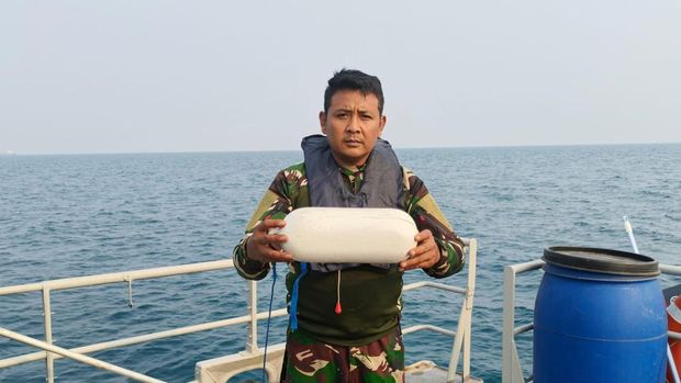 Kapal Tim KAL Anyer menemukan sebuah pelampung hingga botol saat melakukan pencarian 5 jurnalis dan 3 kru yang hilang di sekitar Gunung Anak Krakatau