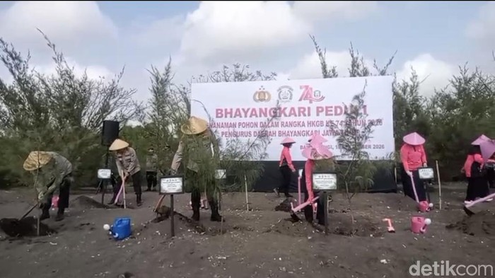Kapolda Jatim Irjen Nanang Avianto bersama ketua Bhayangkari Jatim Dewi Nanang Avianto menanam cemara udang di pesisir Pulau Santen, Banyuwangi.