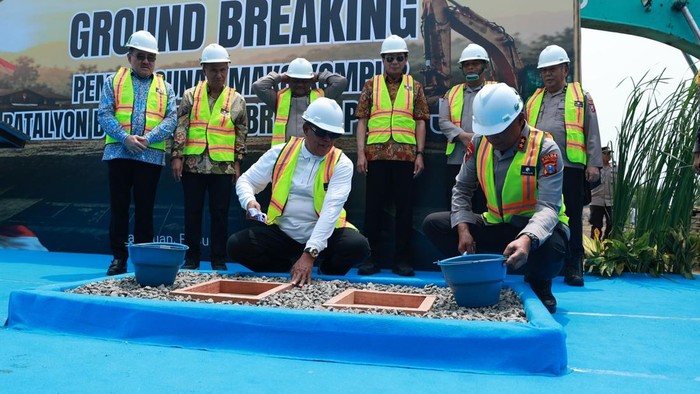 Kapolda Jatim melakukan ground breaking pembangunan Mako Brimob di Pasuruan