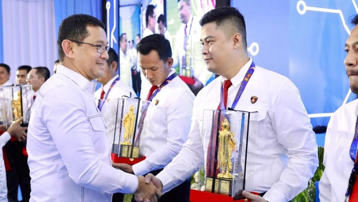 Kasat Reskrim Polresta Sidoarjo Kompol Siko Sesaria Putra Suma menerima penghargaan nasional dari Mabes Polri