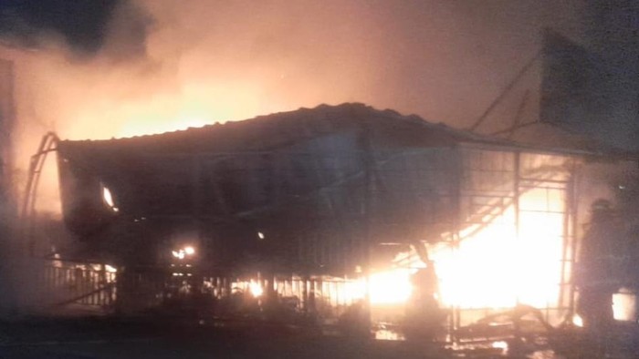 Kebakaran menghanguskan bengkel motor di Ciomas, Bogor, dini hari tadi, Kamis (10/9/2026).