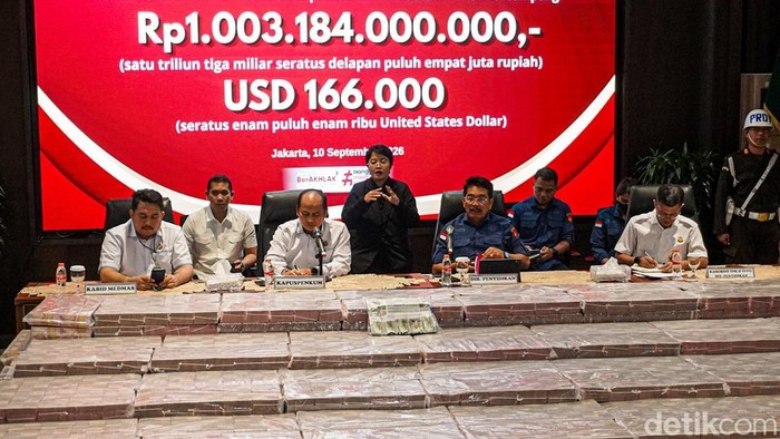 Kejaksaan Agung (Kejagung) memamerkan barang bukti uang tunai lebih dari Rp1 triliun dan USD166 ribu terkait kasus dugaan korupsi penggunaan dan pemanfaatan kawasan hutan perkebunan di area PT Inhutani V, Lampung, di Gedung Bundar Kejagung, Jakarta Selatan, Kamis (10/9/2026).