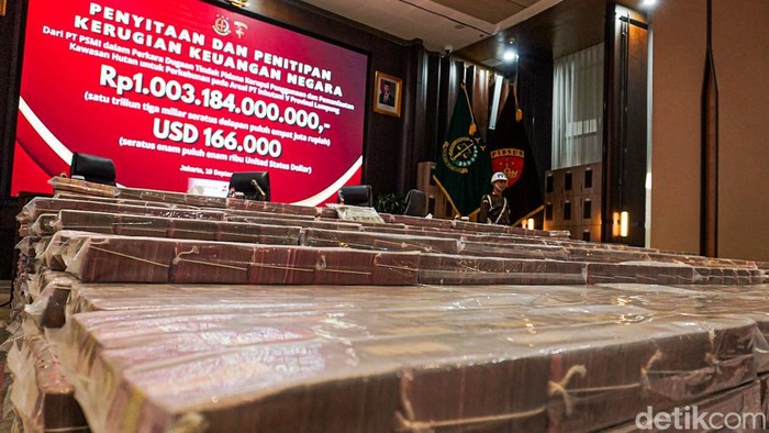 Kejaksaan Agung (Kejagung) memamerkan barang bukti uang tunai lebih dari Rp1 triliun dan USD166 ribu terkait kasus dugaan korupsi penggunaan dan pemanfaatan kawasan hutan perkebunan di area PT Inhutani V, Lampung, di Gedung Bundar Kejagung, Jakarta S