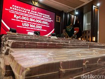 Sitaan Duit Rp 1 Triliun Lebih Ditata Bak Kasur Saat Dipamerkan Jaksa