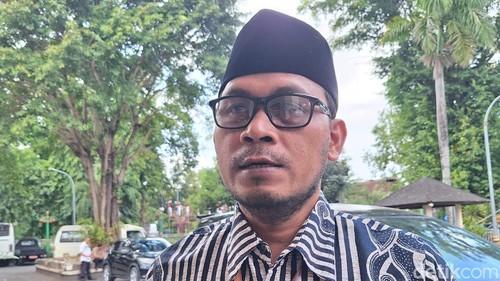 Kepala Dinas Sosial Kota Mataram, Muzakkir Walad, saat diwawancarai, Kamis (10/9/2026).